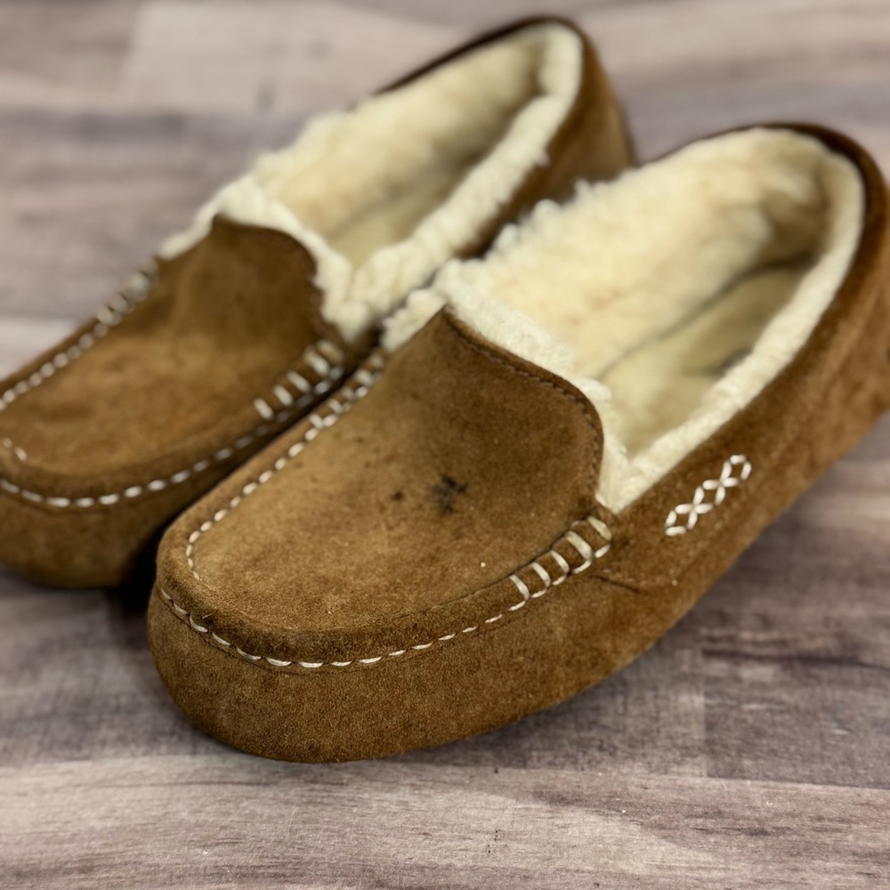 UGG Womena Shoes SZ 7 Beige Tan Slipper Loafers
